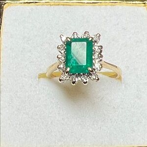 Beautiful 14k gold and genuine diamond emerald ring